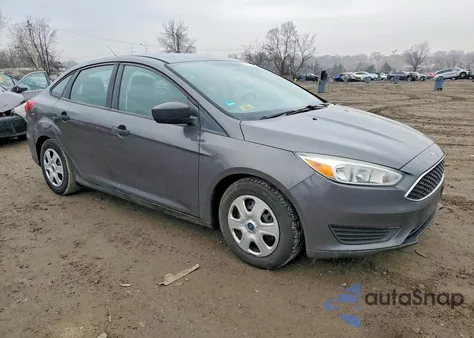 2015 Ford Focus S z USA, uszkodzony, nr VIN 1FADP3E20FL332770